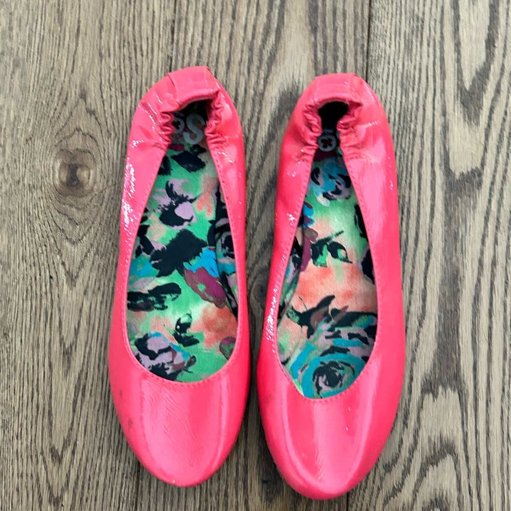 Women’s pink ballet flats